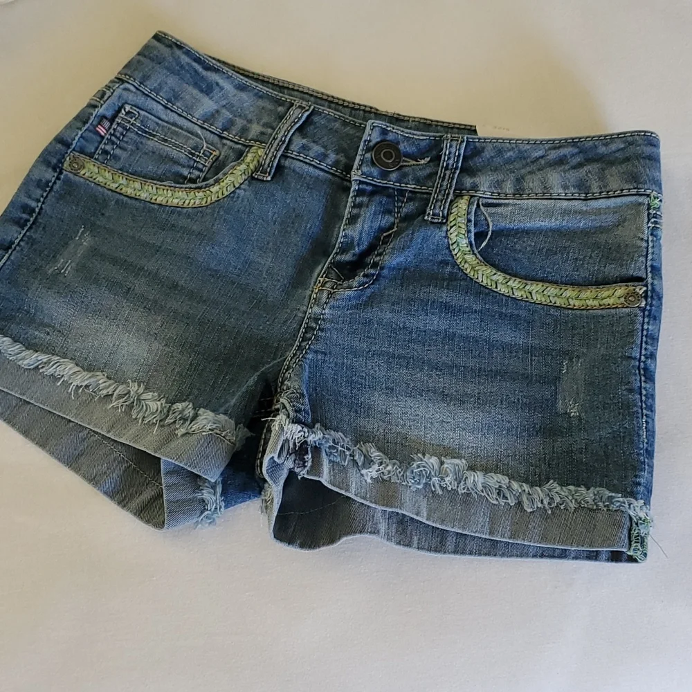 Girls Denim Ligth Wash Jean Shorts Embroidered Distressed Sz 7